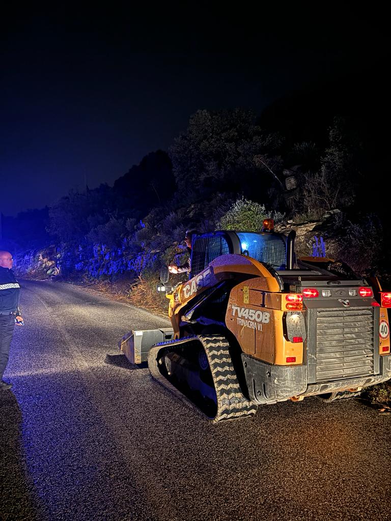 Maltempo: crolla masso in strada di campagna. Rischio per automobilisti