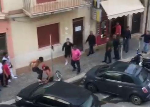 Avevano distrutto una tabaccheria a Scoglitti e scatenato la loro “furia alcolica” sul titolare e pure sulle auto in sosta: non saranno processati