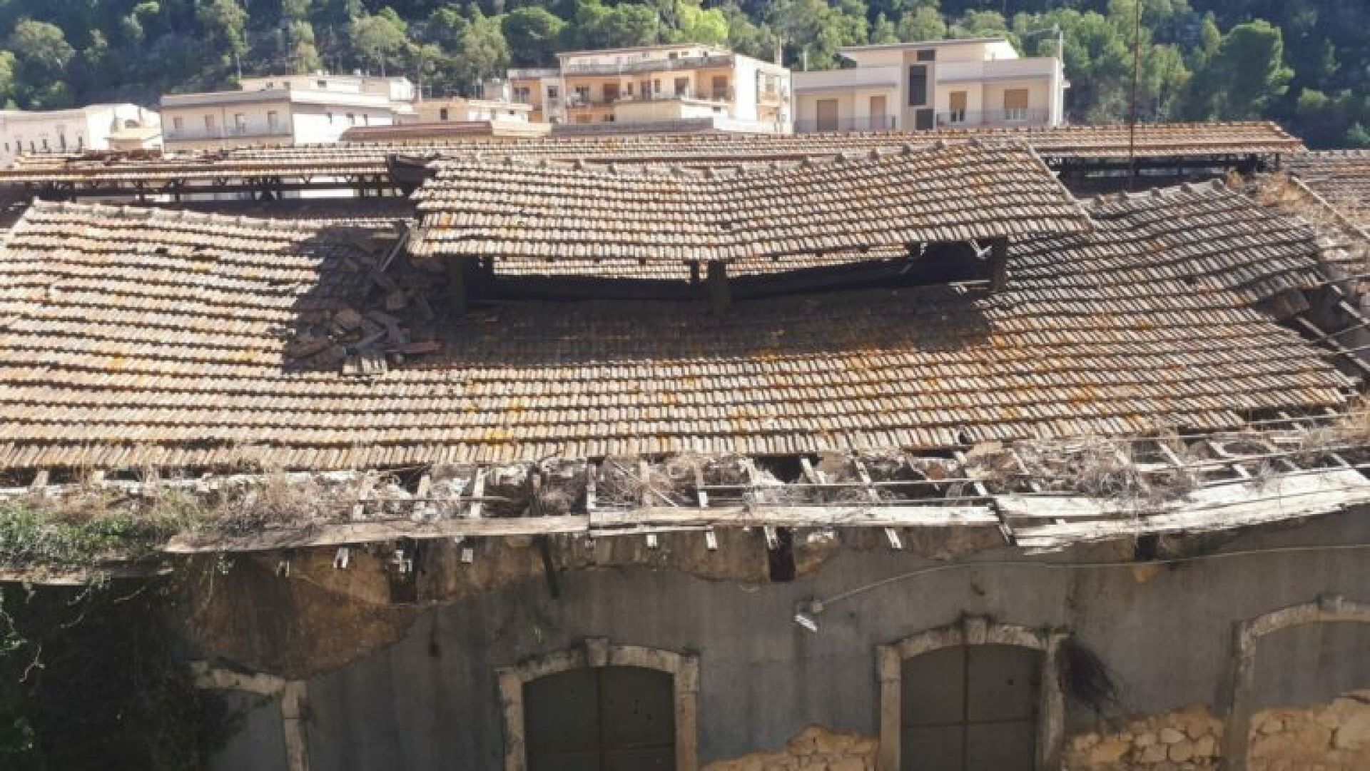 Si mette in sicurezza l’area dell’ex deposito locomotive della stazione di Modica: interviene RFI