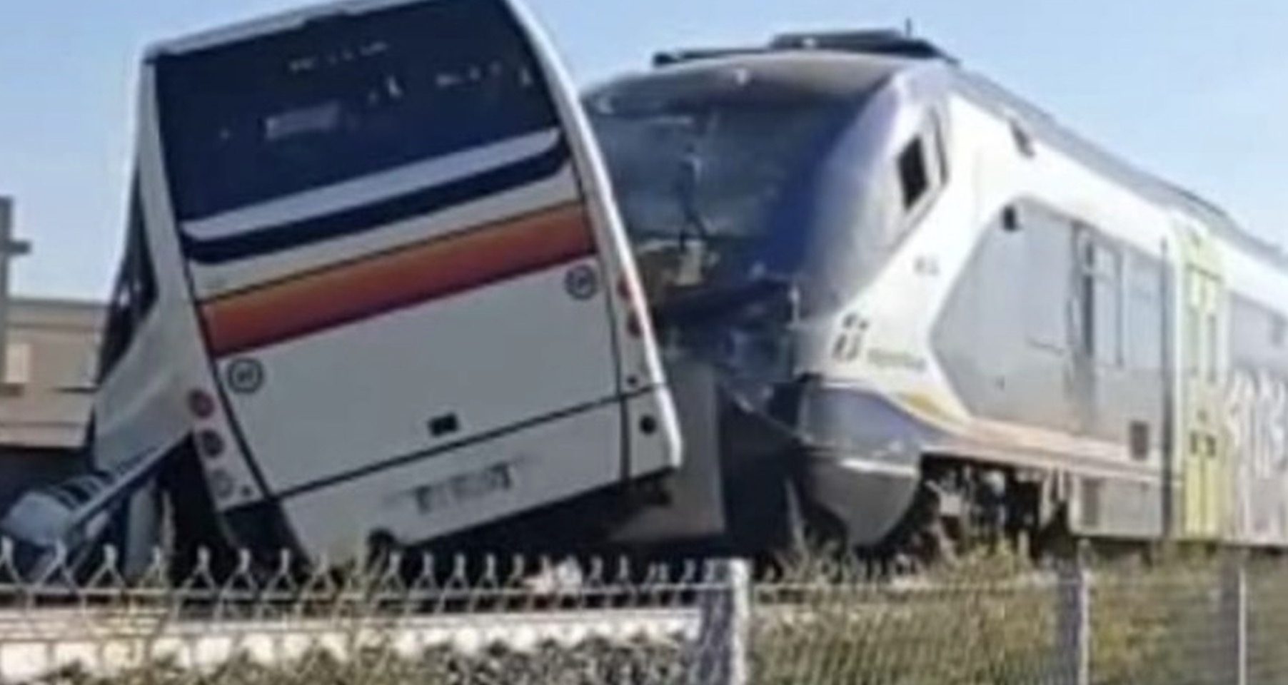 Treno travolge bus al passaggio a livello di Vittoria: al via il processo