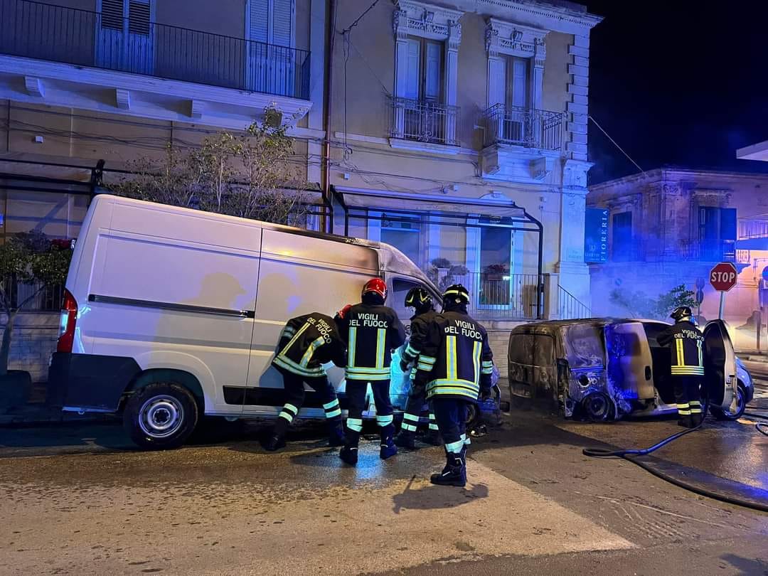 Ispica: a fuoco due mezzi di un’impresa di onoranze funebri. Atto doloso?
