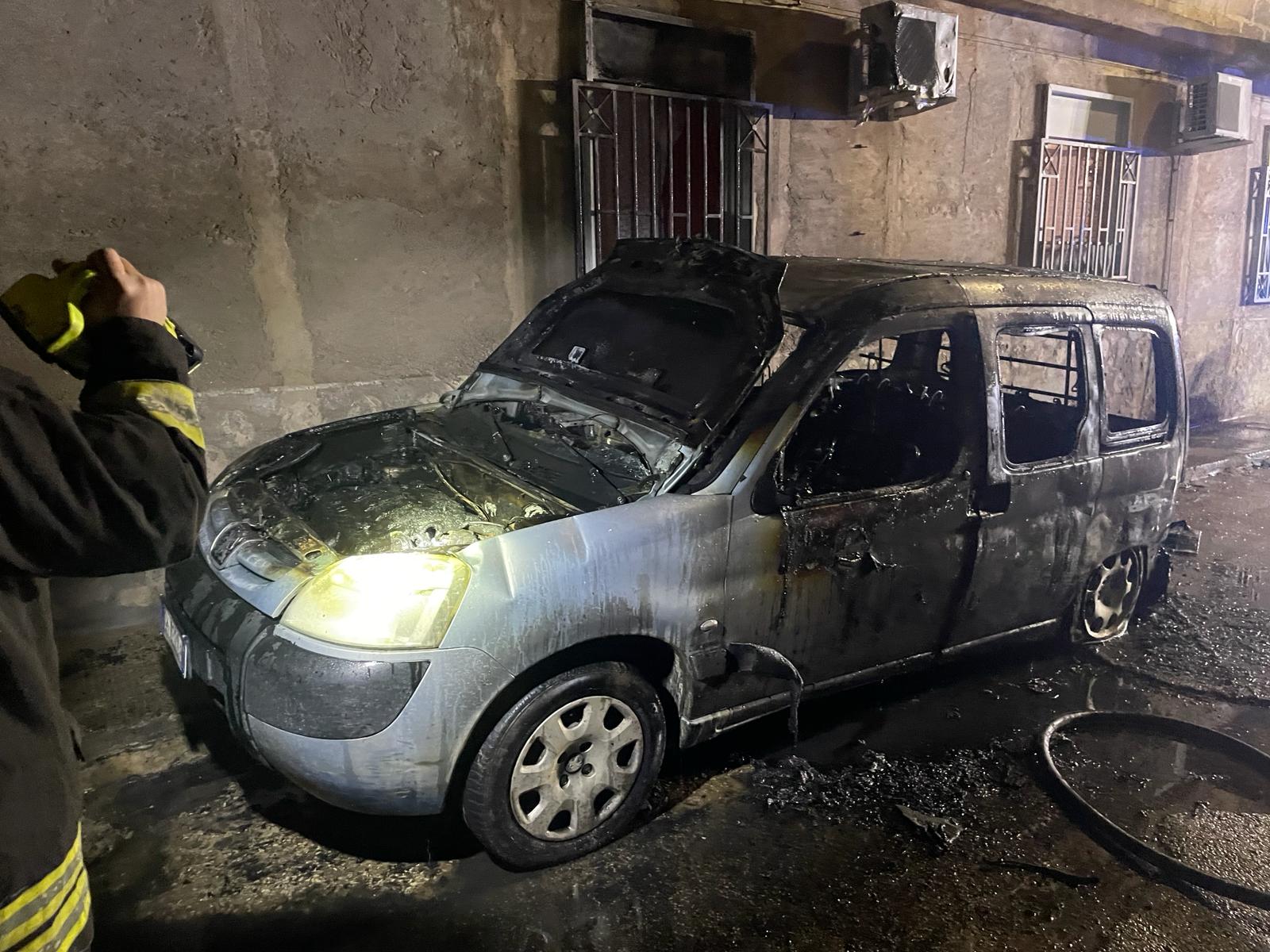 Notte di fuoco a Vittoria: incendio distrugge furgone, danni anche al prospetto di un’abitazione