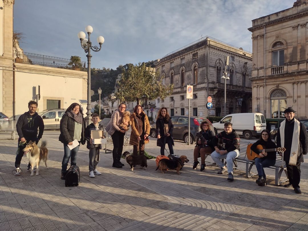 Benedizione degli animali a Scicli. In piazza Carmine avvio di una tradizione che continuerà nel tempo in onore di Sant’Antonio Abbate