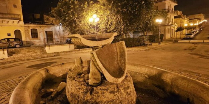 Avevano danneggiato una fontana ottocentesca a Vittoria la notte di Capodanno: denunciati due giovani