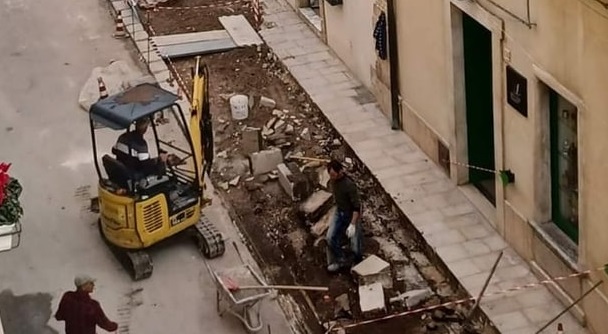 Ampliamento dei marciapiedi in via Nazionale a Scicli. Le perplessità sui lavori in corso