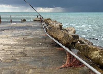 Il moletto di Marina di Modica danneggiato dalla mareggiata. Sopralluogo tecnico per il suo ripristino