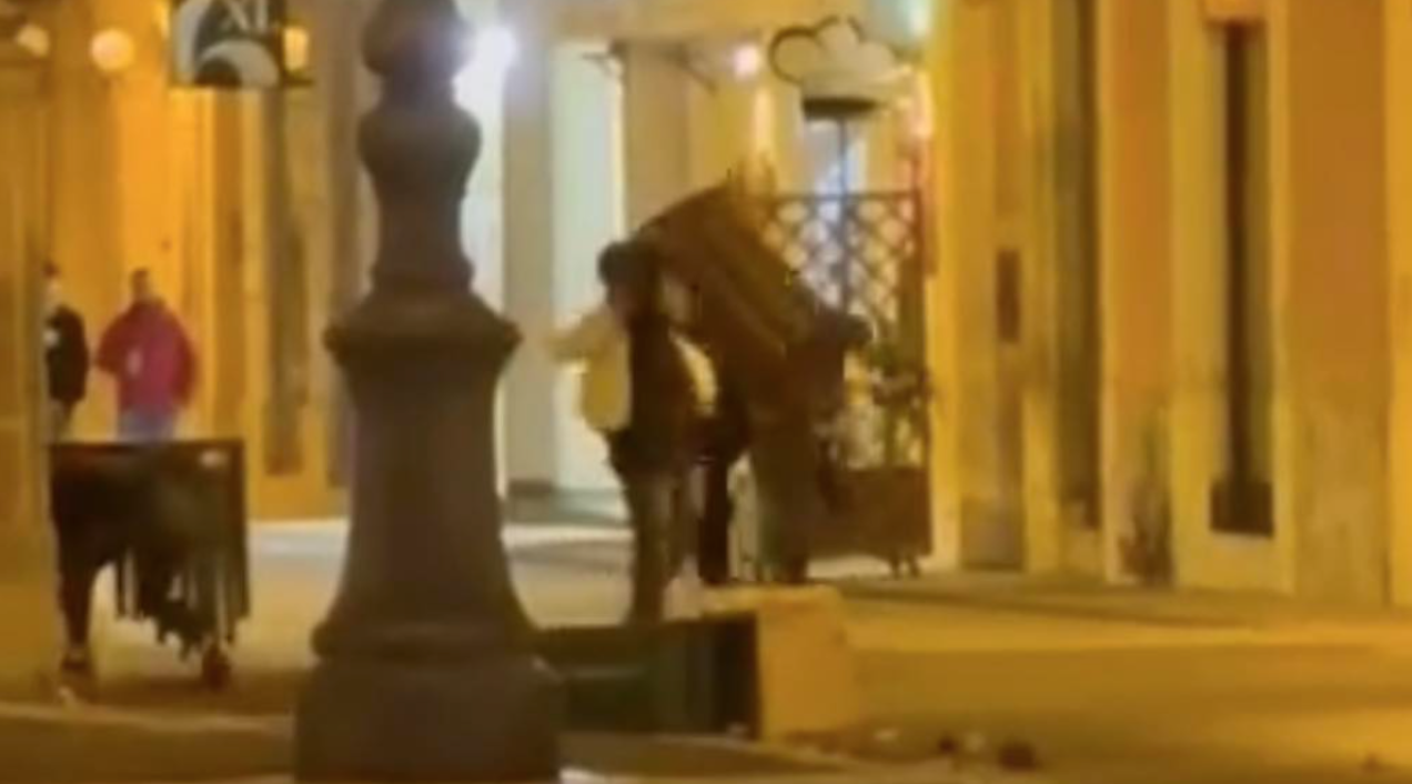Divieto di accesso urbano per i due responsabili degli atti vandalici in piazza a Vittoria