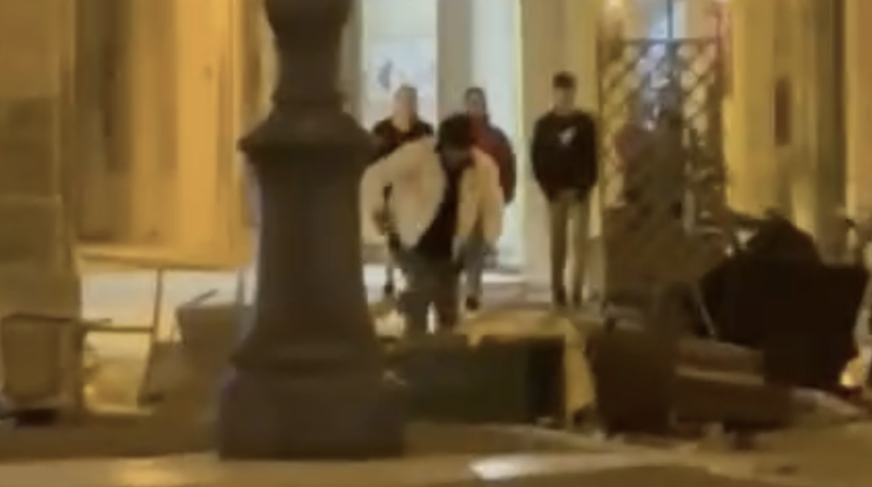 Ancora vandali a Vittoria. In azione nella centralissima piazza del Popolo e in piazza De Bus