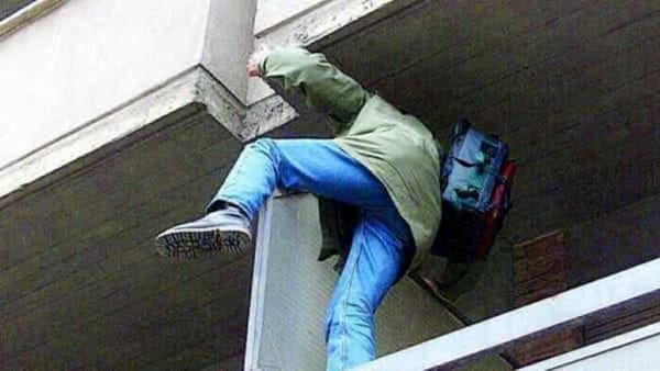 Si arrampica sul balcone per rubare: preso dai Carabinieri a Comiso
