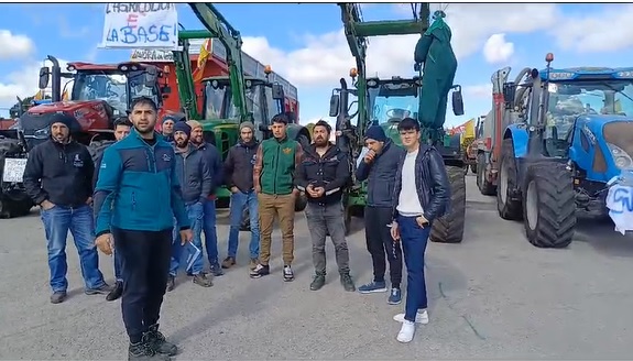 Secondo giorno di protesta degli agricoltori. Un corteo lento dei trattori potrebbe spostarsi al Viale delle Americhe