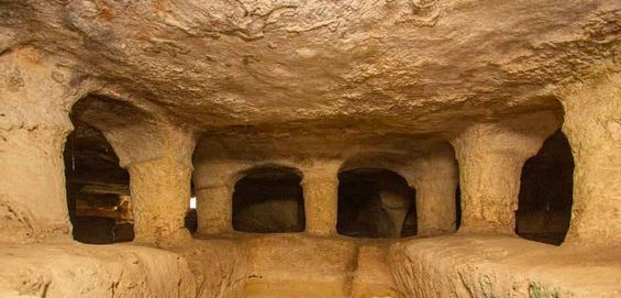 Visita all’Ipogeo di Cisternazzi ed alla Grotta della Trabacche. Domenica a Ragusa