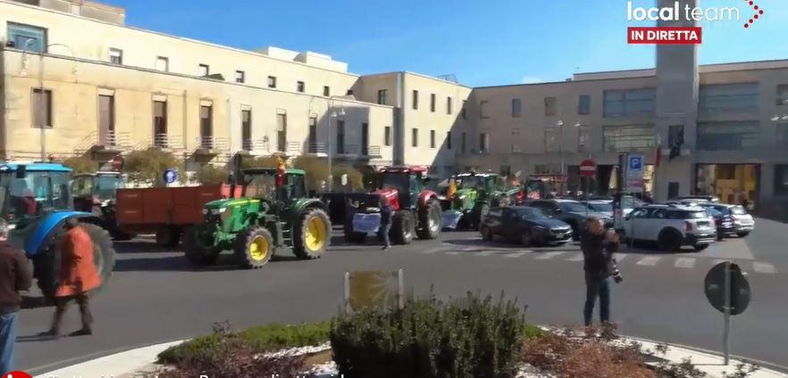 I trattori invadono Ragusa: gli agricoltori manifestano da nord a sud in tutta Europa
