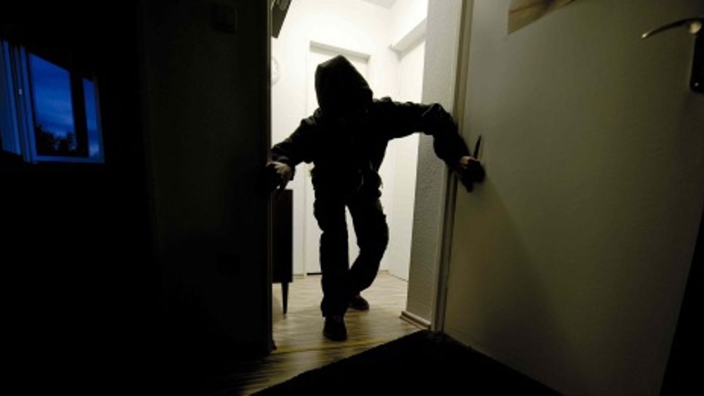 Rientrano a casa e trovano il ladro alla porta: attimi di paura a Scicli