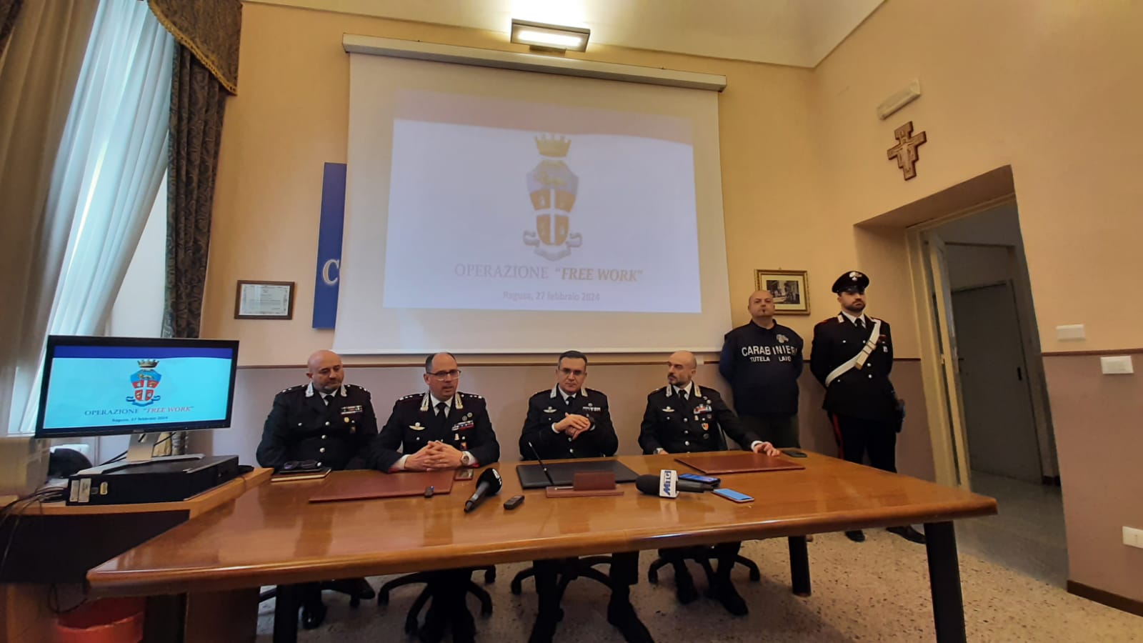 Giovani lavoratori pagati un euro l’ora. Estorsione contestata: i “padroni” pretendevano  indietro una parte della busta paga, e in contanti