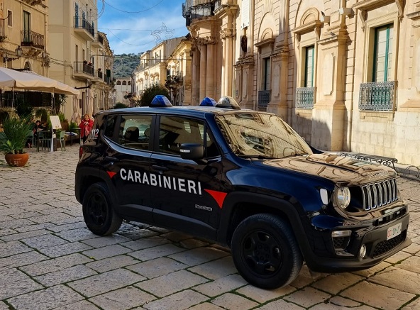 Silenziosi, veloci, invisibili: rubano da una villa nobiliare senza lasciare traccia