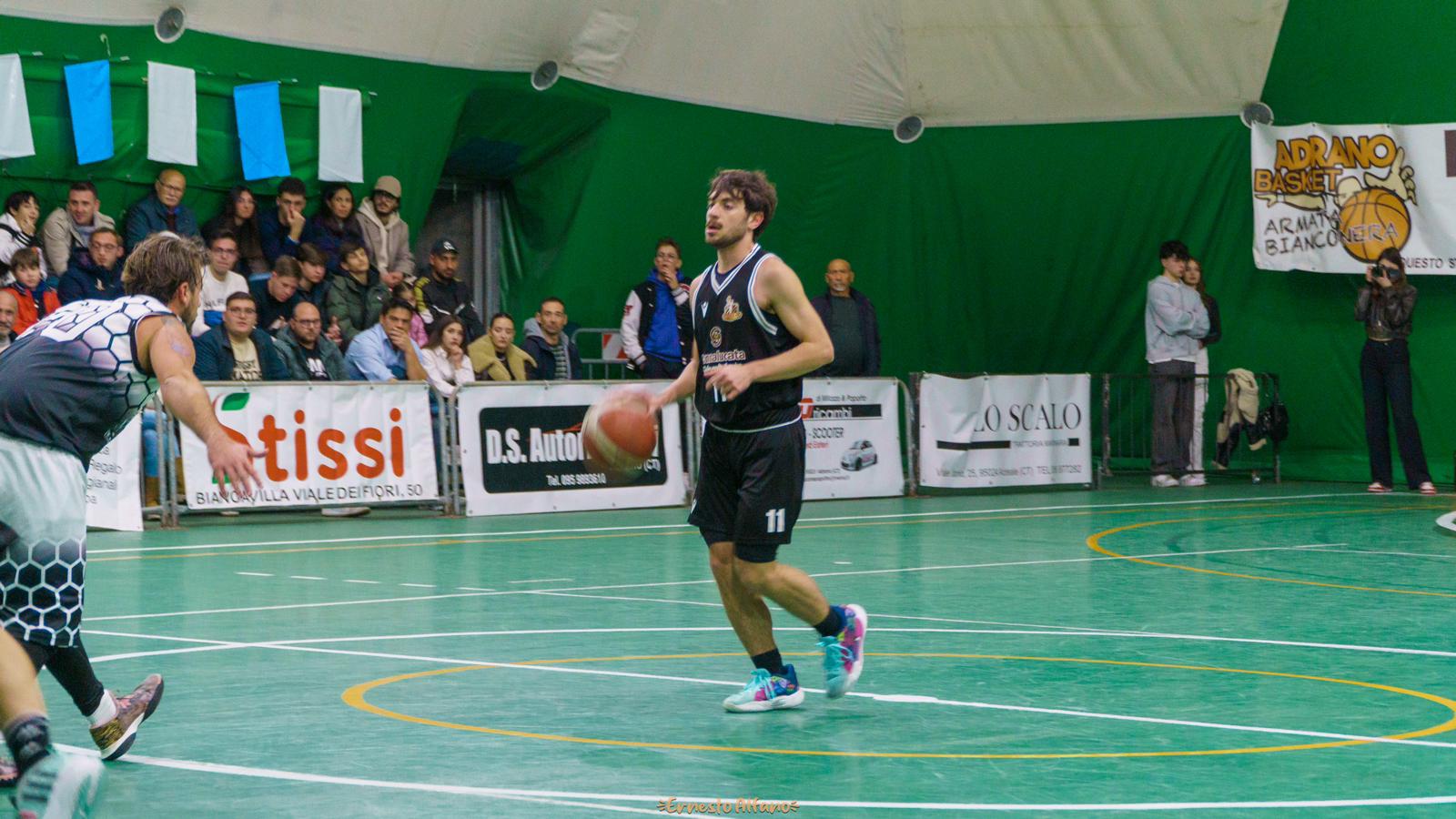Una vittoria che arriva sull’ostico campo di Adrano. La Meerkat basket Scicli ancora prima in classifica nel campionato Divisione regionale 1 Sicilia