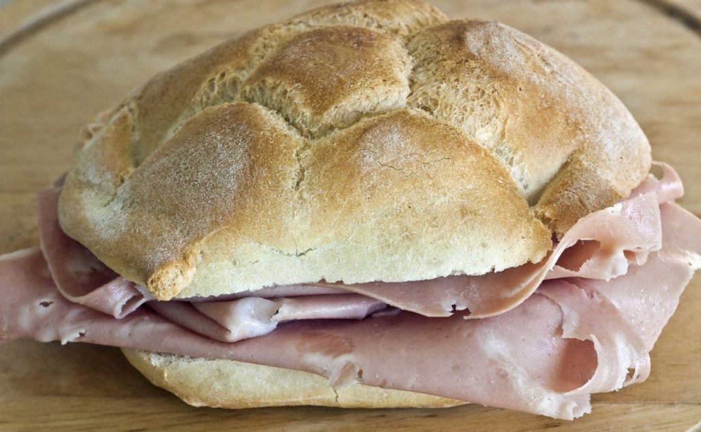 Panini imbottiti e cocaina: arrestato dipendente di un supermarket che smerciava droga ai clienti