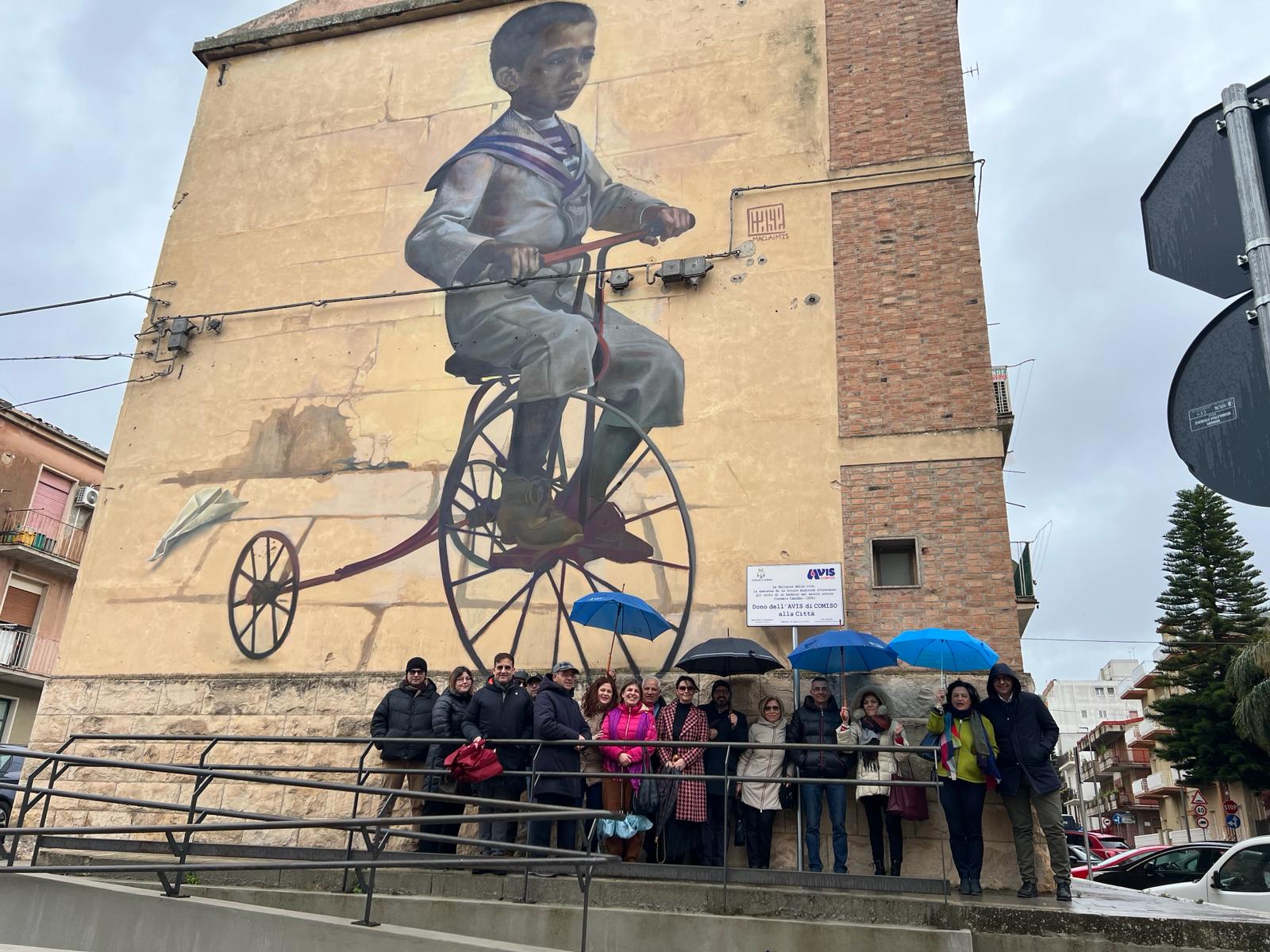 Comiso, l’Avis sposa l’arte. Una targa nel doppio murale “Il tempo in posa”, di Case Maclaim e Marat Morik