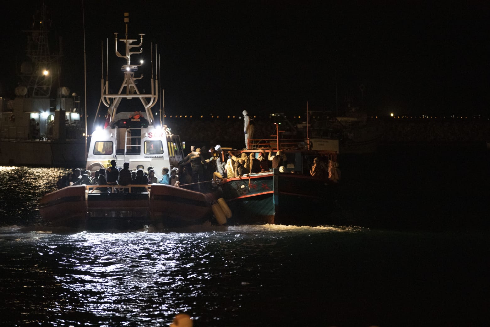 Quasi 400 migranti sbarcati stanotte a Pozzallo da peschereccio