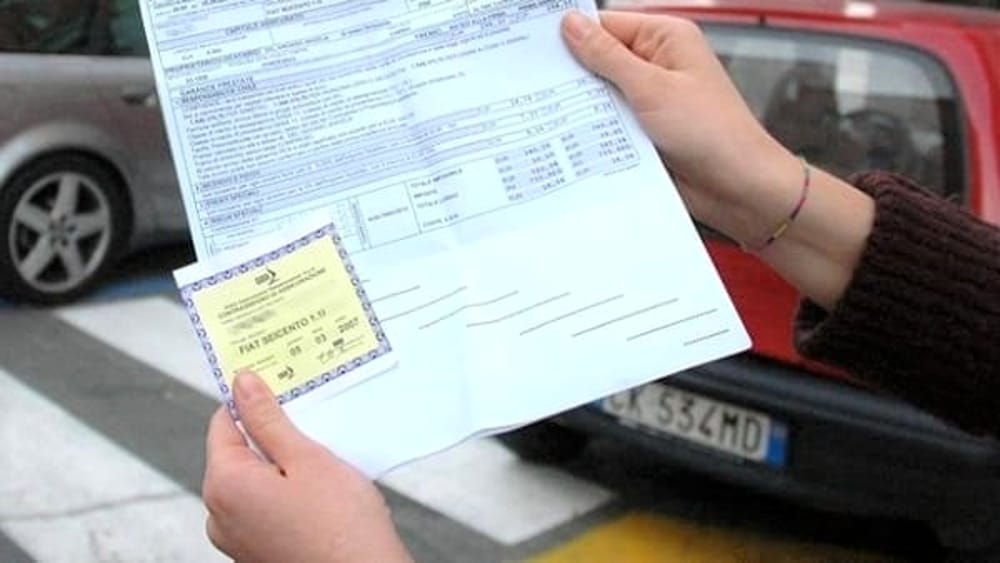 Comisano paga la polizza auto online ma è una truffa: denunciata una 40enne
