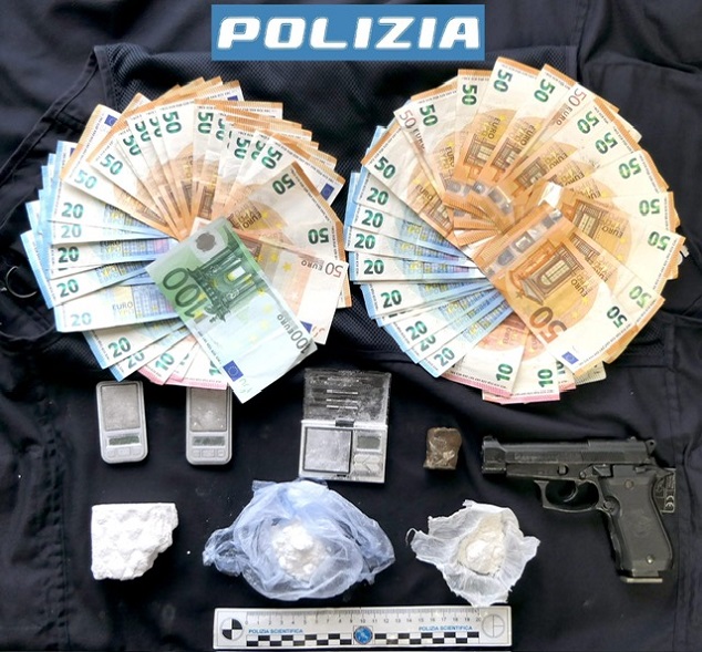 Con la droga, anche una pistola e 2.300 euro in contanti