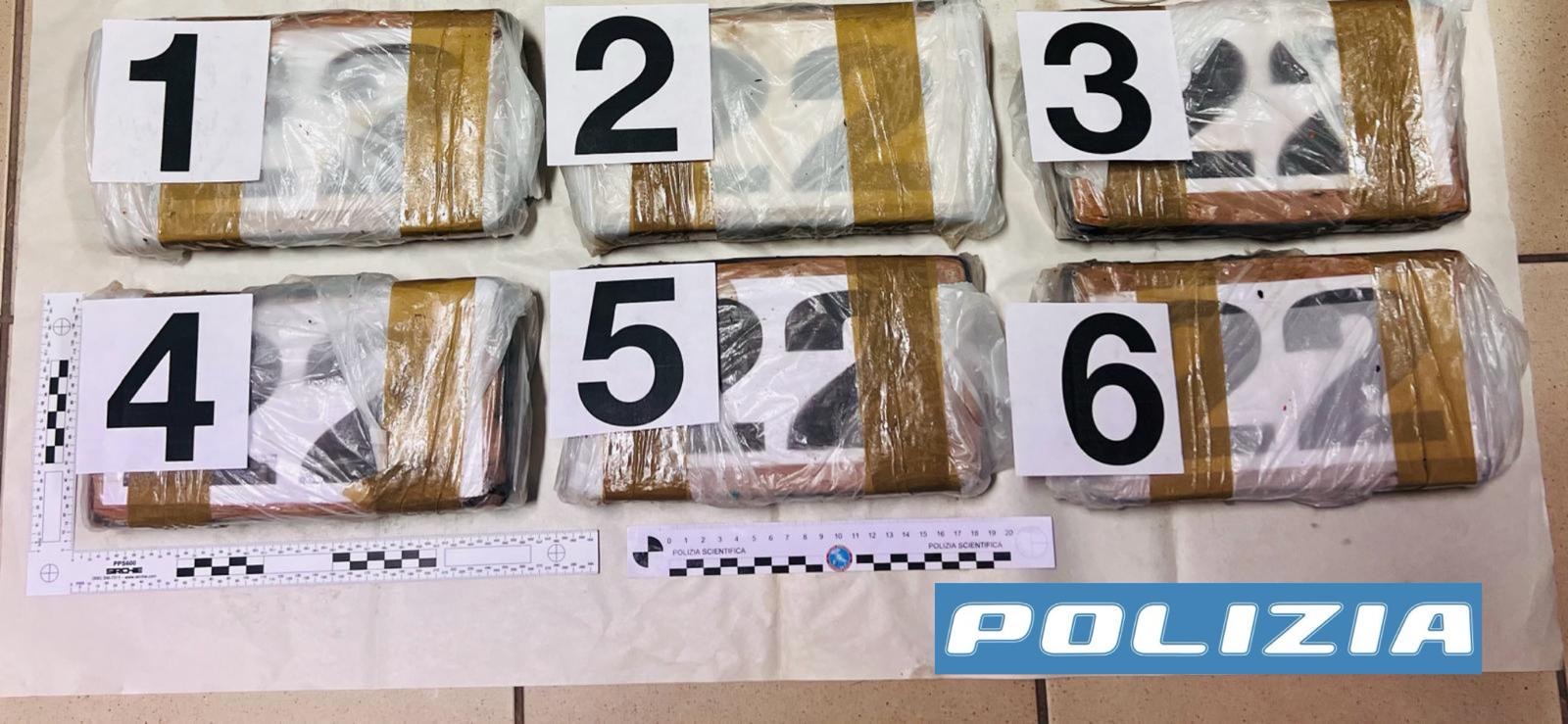 A bordo di un furgone con oltre 6 kg di cocaina: arrestati due coniugi