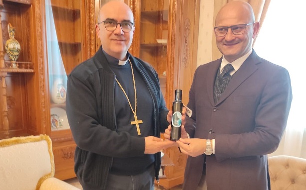 Il questore di Ragusa consegna ai vescovi di Noto e Ragusa l’olio proveniente dal Giardino della memoria di Capaci