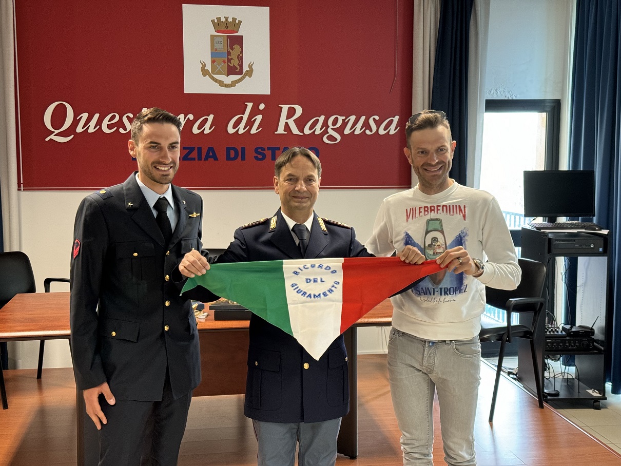 In pensione dopo 40 anni di servizio. Il vice ispettore di polizia Salvatore Caruso dona il tricolore del giuramento. E’ padre del campione Damiano Caruso
