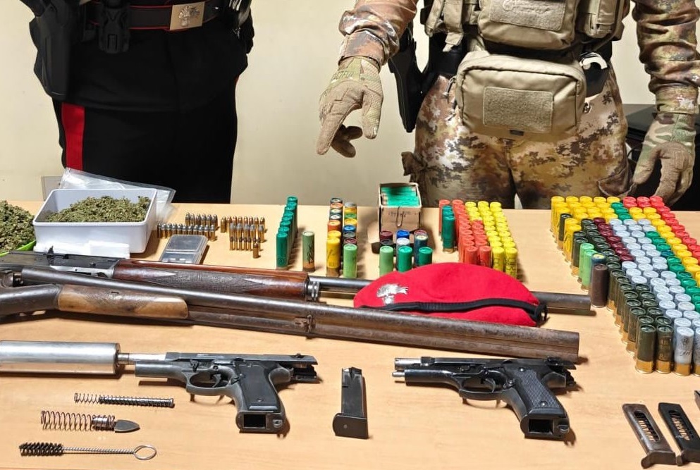 Un arsenale: vittoriesi arrestati per detenzione illecita di pistole, fucili, silenziatori e cartucce. Trovata anche droga