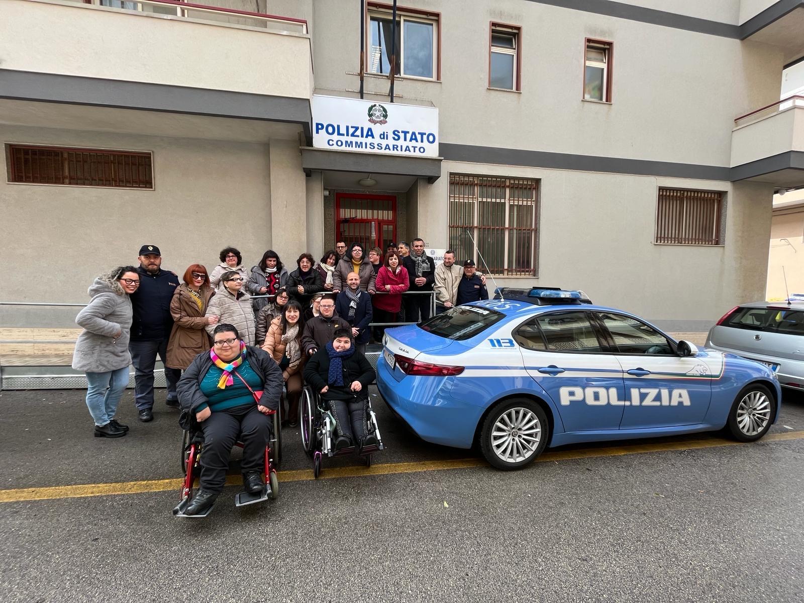 Modica: gli ospiti della cooperativa “Turi Apara” in visita al commissariato