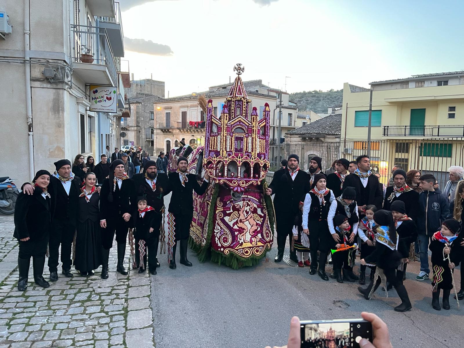 Eleganza, studio, lavoro e tanti fiori. Edizione al top per la Cavalcata di San Giuseppe a Scicli iscritta al Rei della Sicilia