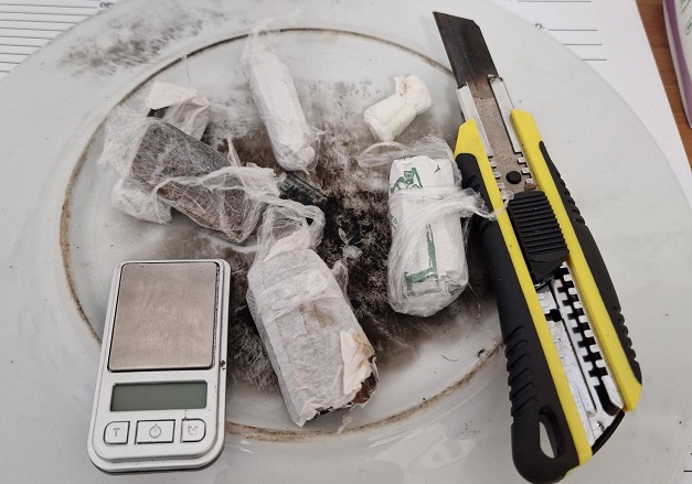 Vittoria: droga e farmaci tra una cabina telefonica e un muro, arrestato algerino