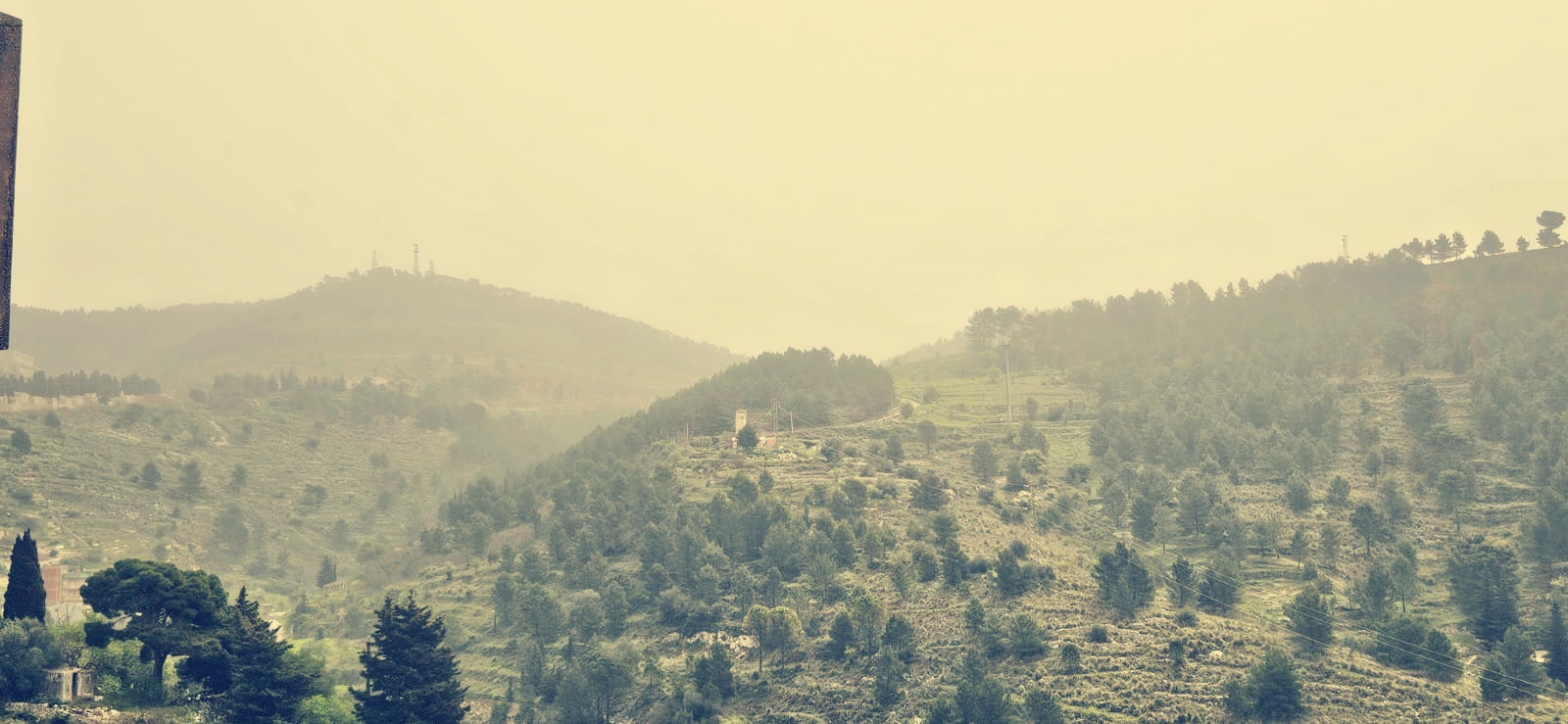 La sabbia del deserto colora l’atmosfera di “giallo”. Il fenomeno in provincia