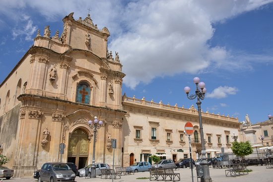 Chiusa la chiesa della Madonna del Carmine in piazza Busacca a Scicli. Lavori urgenti alla voltina in canne e gesso