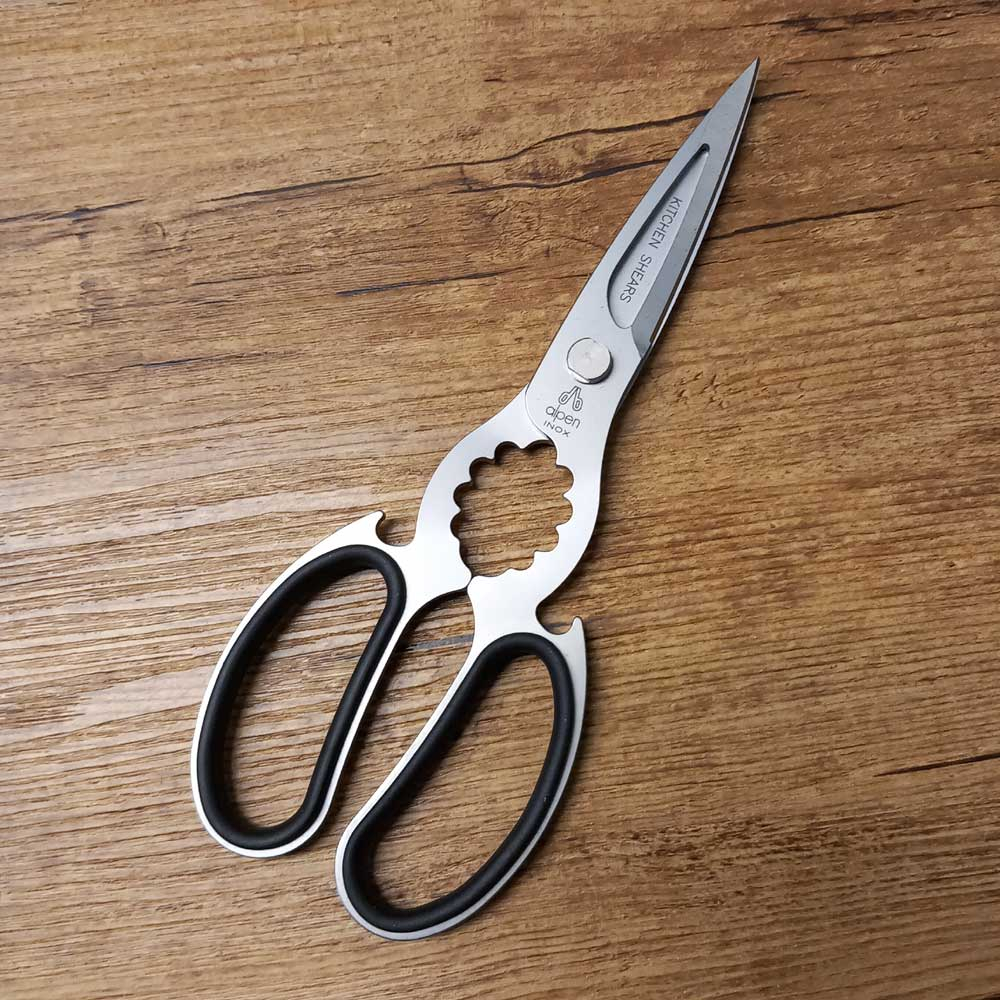 Commerciante sorprende ladri a rubare nel suo negozio e li ferisce con le forbici: denunciato per lesioni personali