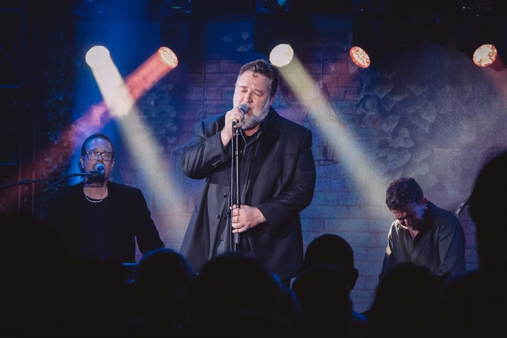 Russell Crowe, in veste di cantante e non di attore, a Noto