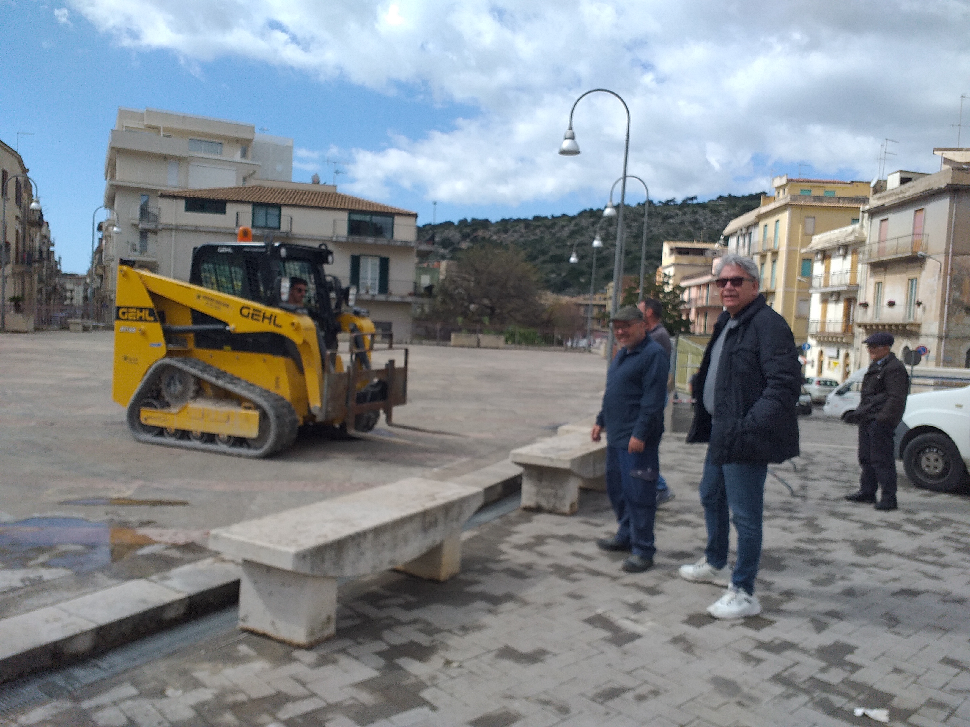 Da oggi al lavoro per “disegnare” gli stalli del parcheggio di via Badiula a Scicli. A breve l’apertura