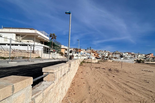 Non c’è più pericolo sul lungomare di Cava d’Aliga. Ultimati i lavori del muro a sostegno della strada