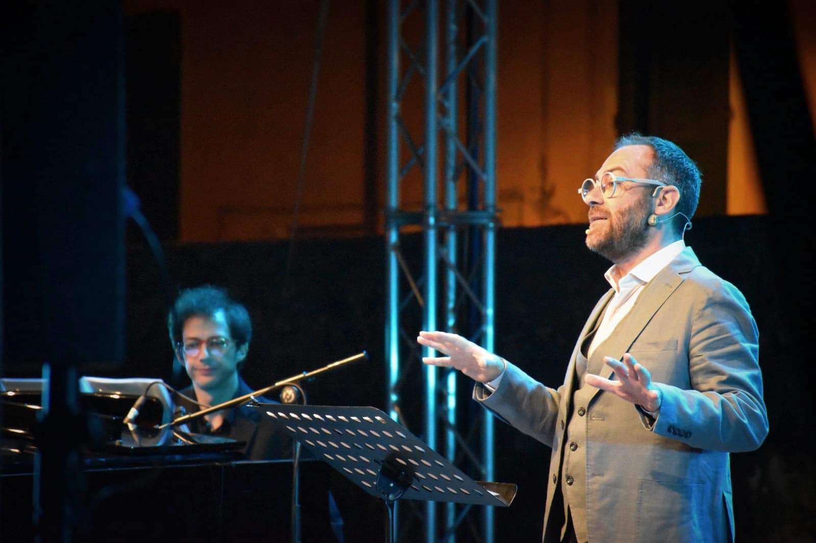 Lo spettacolo di teatro-canzone “Parlami d’amore – Quando la radio cantava la vita” di Costanza DiQuattro, con Mario Incudine