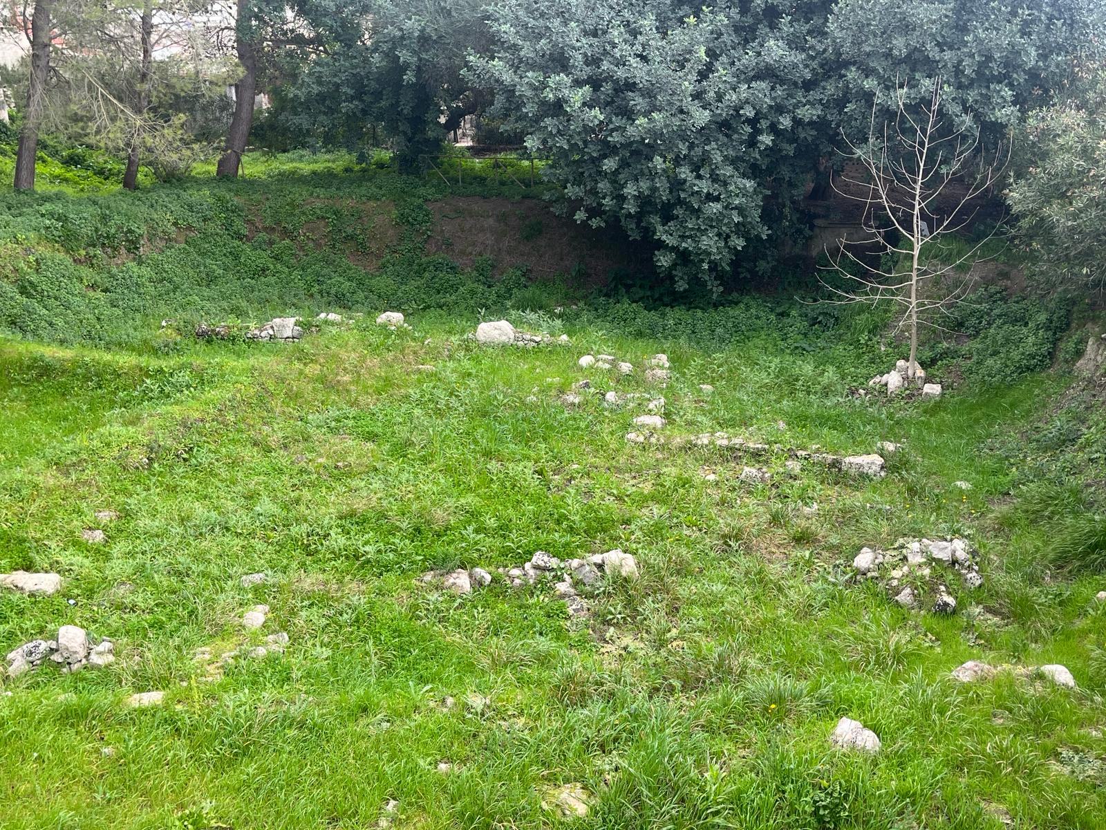 Il sito archeologico vicino ai giardini iblei ridotto alla stregua di un campo da pascolo. Perchè?