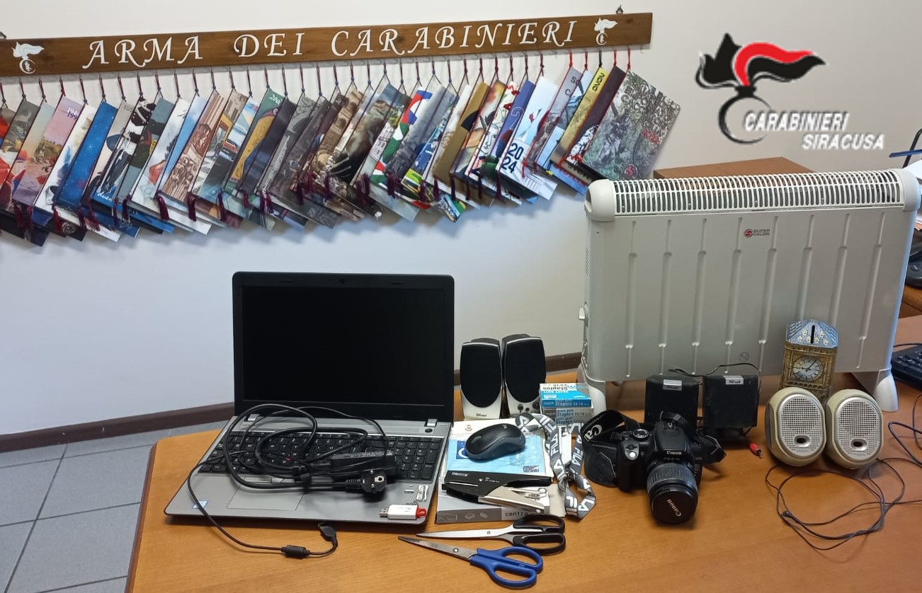 Furto al municipio di Canicattini Bagni: un 50enne ruba pass disabili e materiale informatico