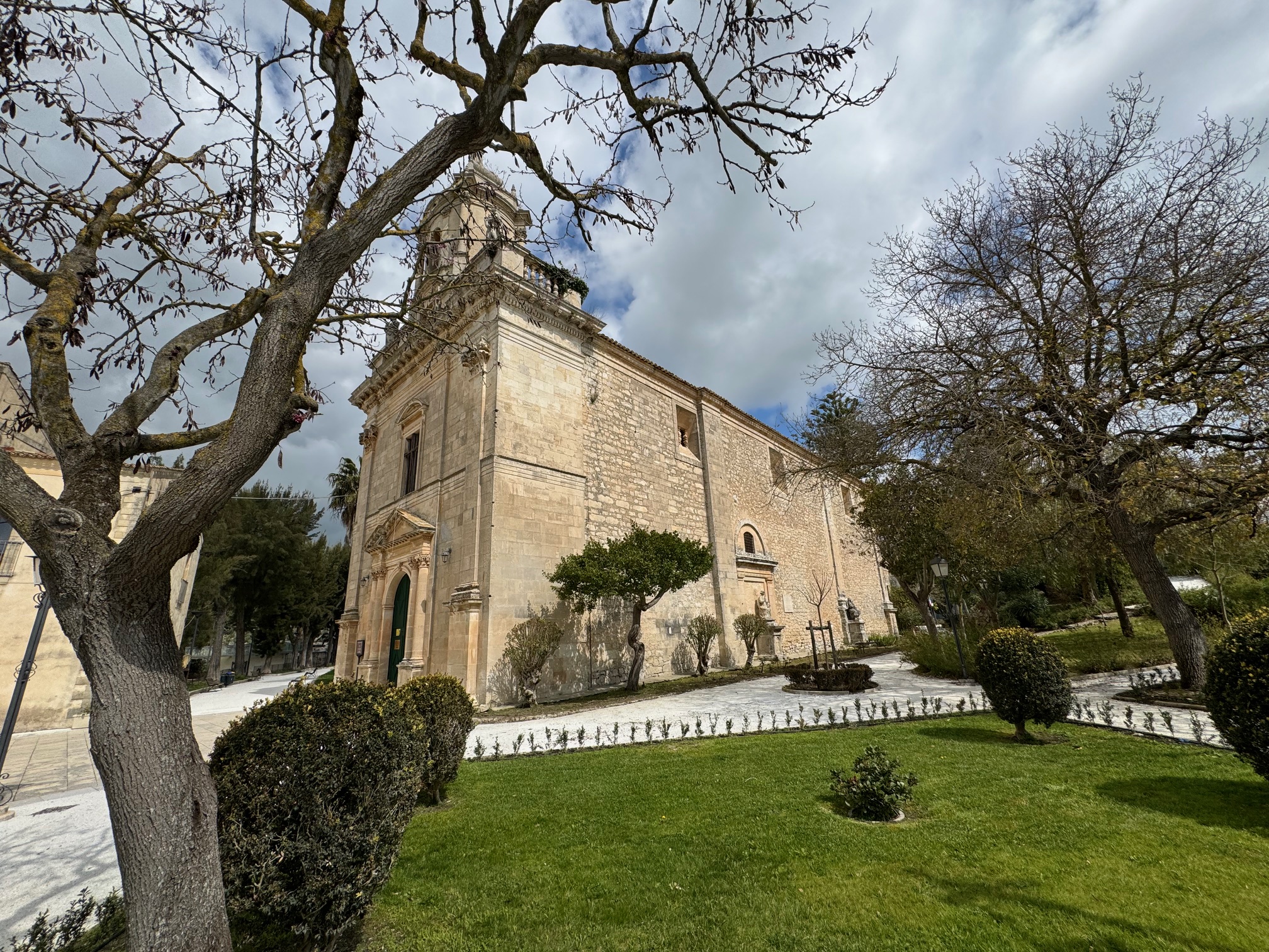 Dopo le richieste dei fedeli, la messa a San Giacomo all’interno dei giardini iblei si terrà ogni venerdì