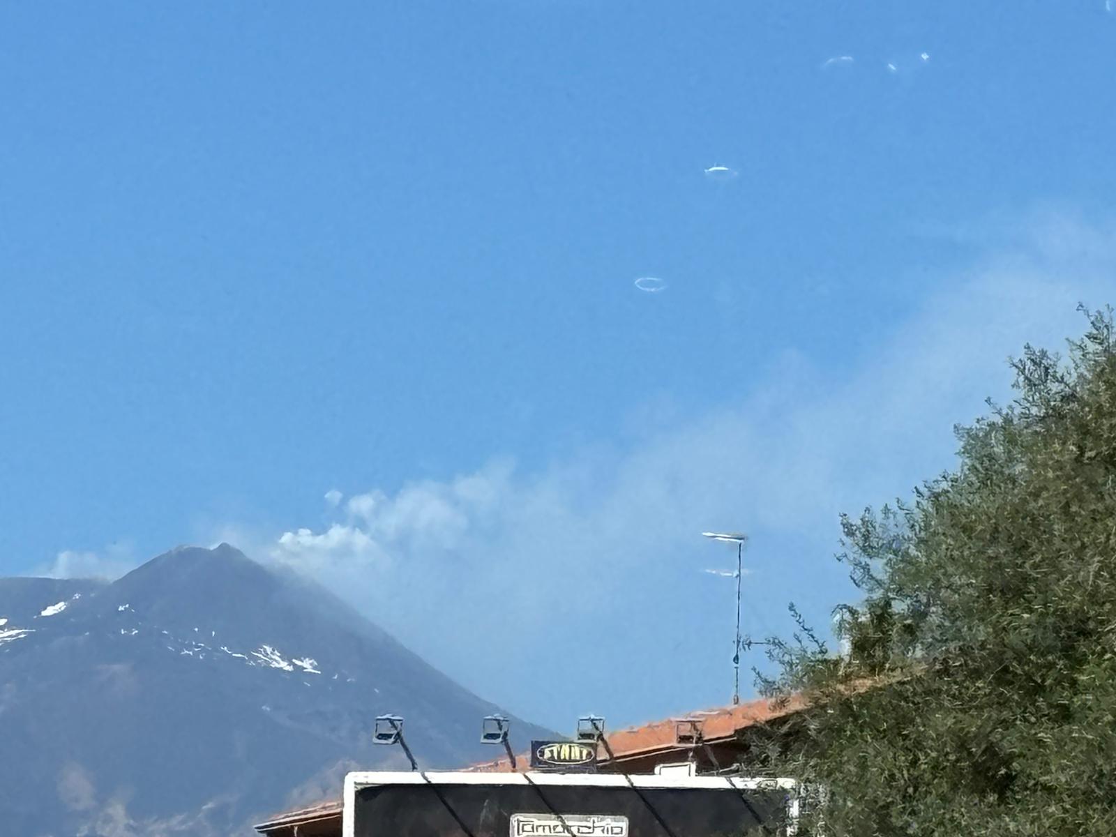 “La Signora degli anelli”: lo spettacolo degli anelli di vapore dall’Etna