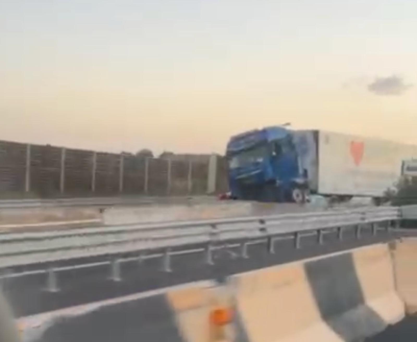 Incidente autonomo: tir impatta contro il guardrail sull’autostrada Siracusa-Gela nel tratto Rosolini Ispica