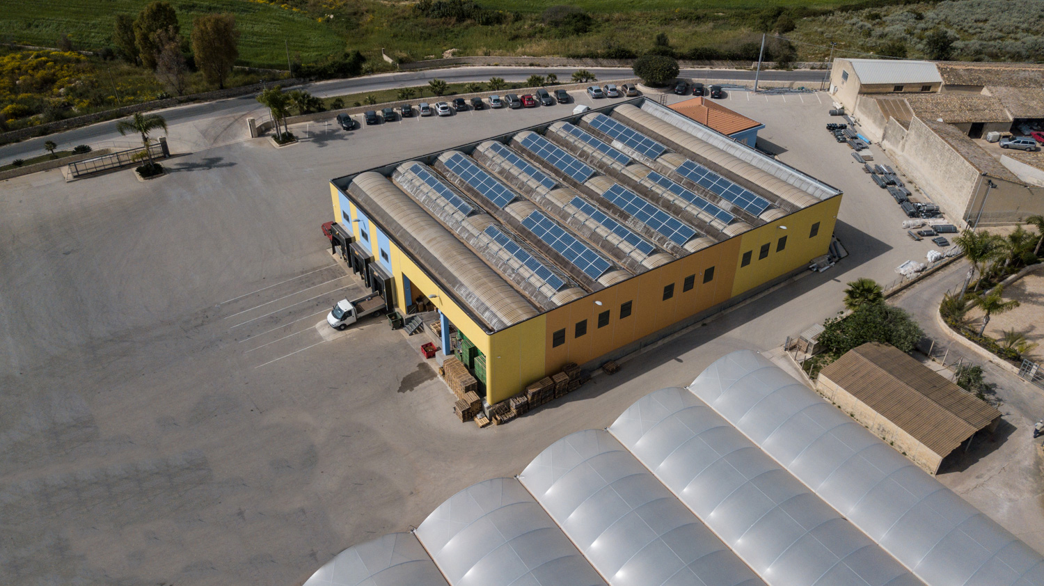 Furto in un’azienda agricola a Donnalucata. Ignoti rubano un trattore e due automezzi oltre che prodotti per l’agricoltura