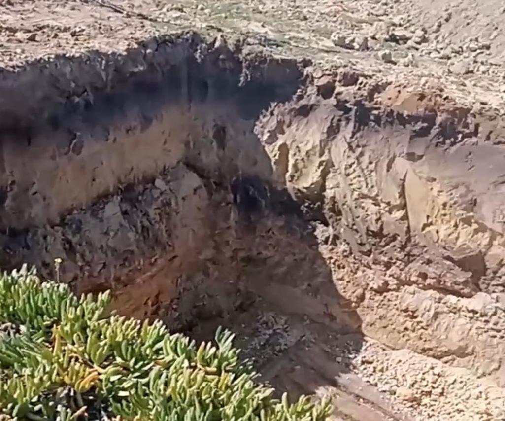 Scavo su scogli per un chiosco a Baia Dorica. Il Comune sospende l’autorizzazione
