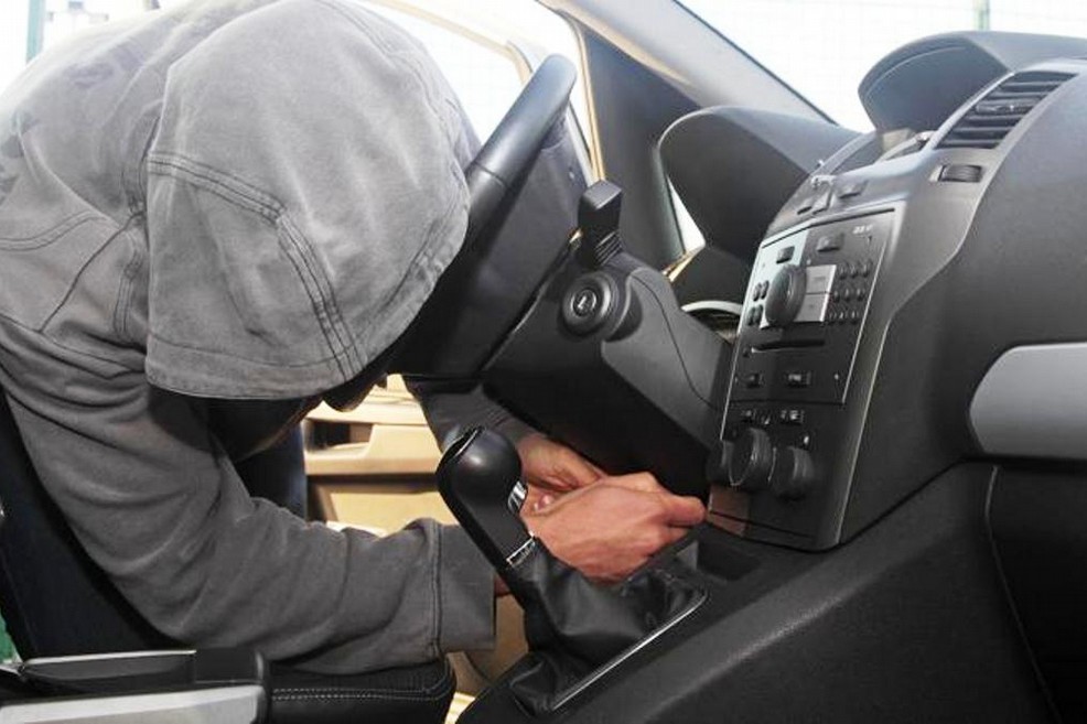 Cercavano di smontare autoradio dall’auto rubata: arrestati due pluripregiudicati a Vittoria