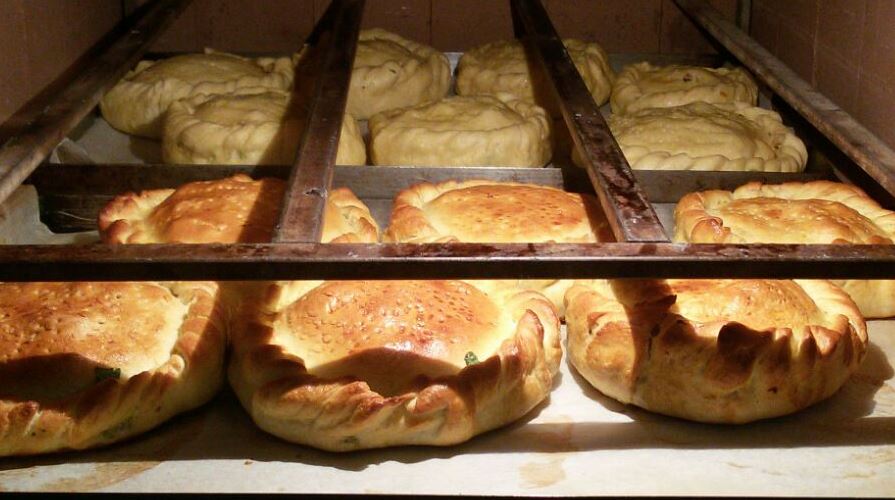 Minaccia dipendenti di un panificio e prende pane, pizza e ‘mpanate. Arrestato