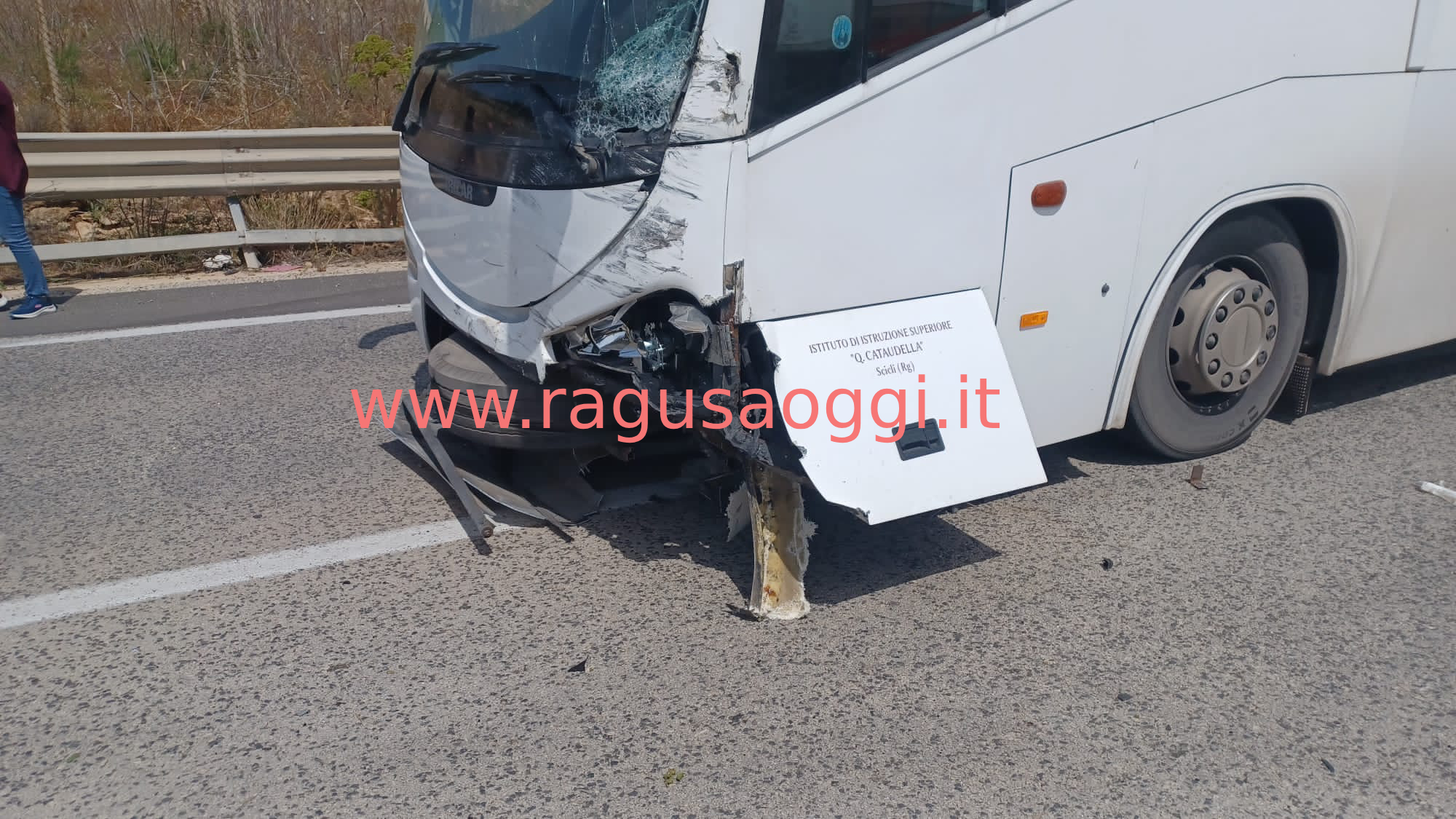Automobile piomba su autobus che trasporta studenti. Ecco cosa successo a fine scuola