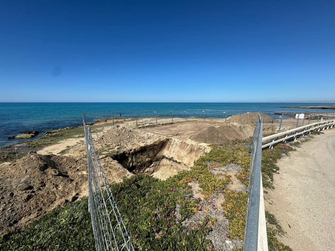 Uno scavo nella roccia non autorizzato a Baia Dorica. Scatta la denuncia dei Carabinieri